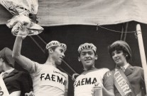 1968 – Vittorio Veneto – Lino Farisato sul podio con Eddy Merckx