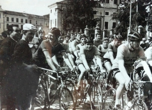 1964-Lino Farisato al gruppo Stimamiglio Partenza del Gran Premio per allievi di Montecchio Maggiore (VI)
