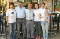 Eddy Merckx in visita alla pasticceria Farisato. Da sinistra: la sig.ra Antonietta, Eddy Merckx, Lino Farisato, Silvia Farisato, Michela Farisato, Amy.