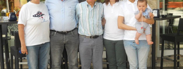 Eddy Merckx in visita alla pasticceria Farisato. Da sinistra: la sig.ra Antonietta, Eddy Merckx, Lino Farisato, Silvia Farisato, Michela Farisato, Amy.