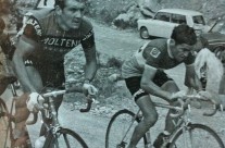 1971 – Lino Farisato (a destra), Passaggio sul Monte Serra, Toscana, Giro d’Italia